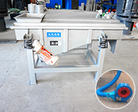 降溫直線(xiàn)振動(dòng)篩分為水冷降溫與風(fēng)冷降溫兩種，兩種不同降溫方式的選擇取決于物料本身和用戶(hù)需要降到多少度以及投資成本的考慮。