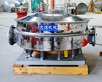 直排篩可分為單雙振動(dòng)源兩種，但其電機(jī)是懸掛在振動(dòng)篩框的外側(cè)，振動(dòng)理相對(duì)比較大。