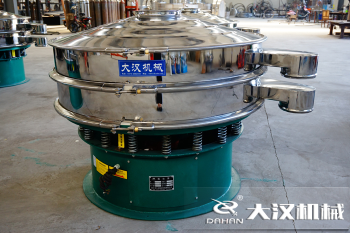 磨料振動(dòng)篩也是旋振篩，其根據(jù)不同的物料可以成為不同的產(chǎn)品有不同的產(chǎn)品名稱，為了方便用戶的分辨與查找。