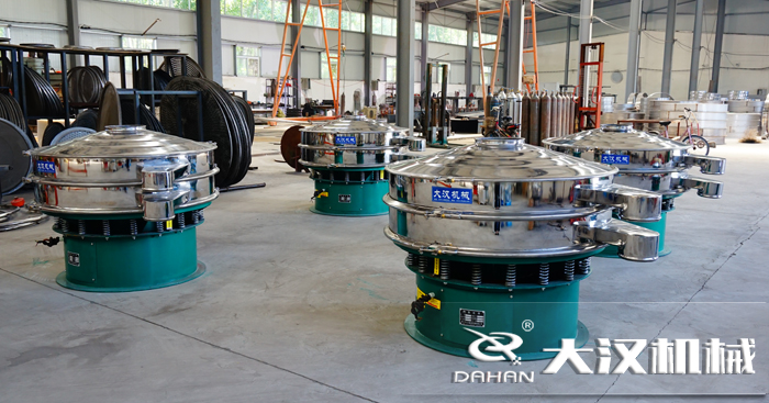 磨料振動(dòng)篩的工作原理：是由直立電機(jī)作為激振源，用來(lái)幫助物料進(jìn)行運(yùn)動(dòng)并且實(shí)現(xiàn)，理想的分級(jí)除雜效果。