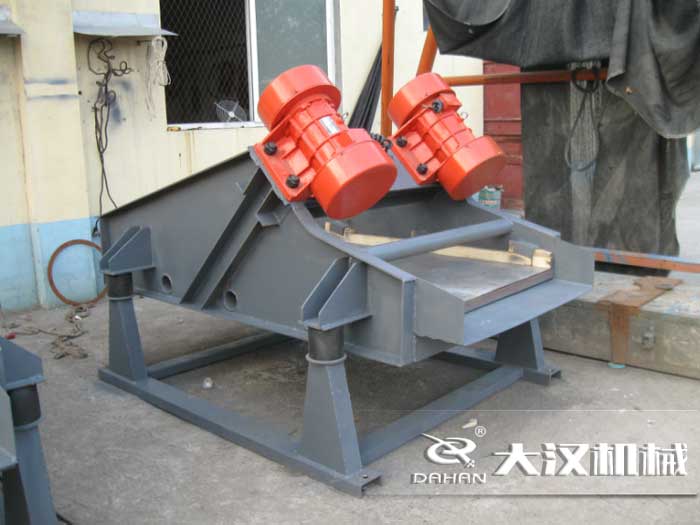 礦用振動(dòng)篩采用優(yōu)質(zhì)的錳鋼材質(zhì)，主要特點(diǎn)就耐磨性強(qiáng)，對(duì)于礦用振動(dòng)篩來說其，耐磨性是非常重要的。