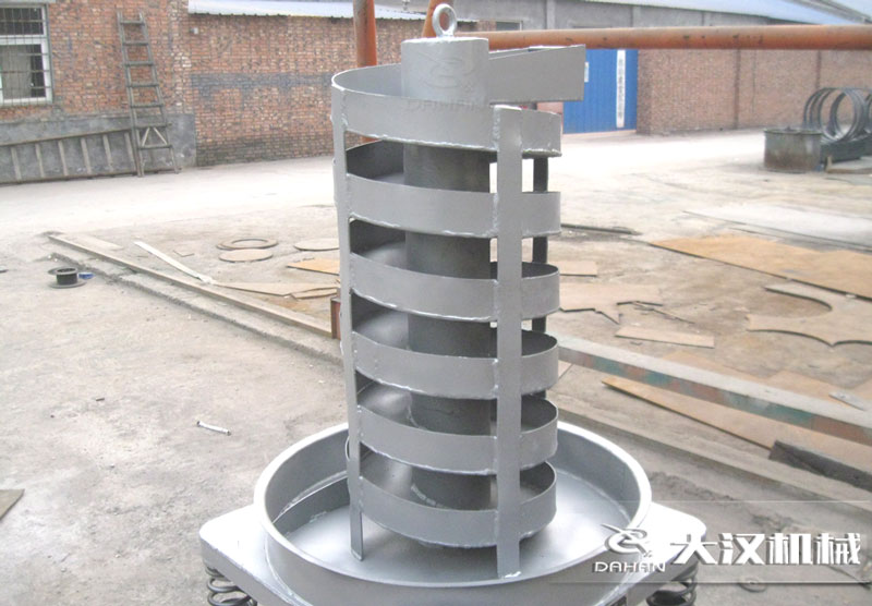 DZC垂直振動(dòng)提升機(jī)：由于該產(chǎn)品屬于一種向上式的輸送和擺放方式所以，對(duì)于空間大小的要求較小。