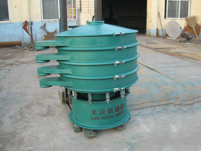 直徑1000型振動(dòng)篩除了有碳鋼材質(zhì)其還有不銹鋼+碳鋼，以及全不銹鋼的選擇，用戶可根據(jù)用戶物料的性質(zhì)不同可進(jìn)行選擇。