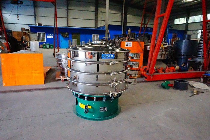 直徑1500mm振動(dòng)篩是一個(gè)四個(gè)出料口，三層振動(dòng)篩框的選震動(dòng)篩，屬于較大型號(hào)的產(chǎn)品。