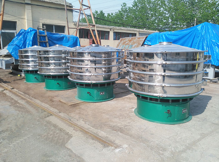 直徑1500mm振動(dòng)篩特點(diǎn)：該產(chǎn)品的尺寸較大篩分量多。