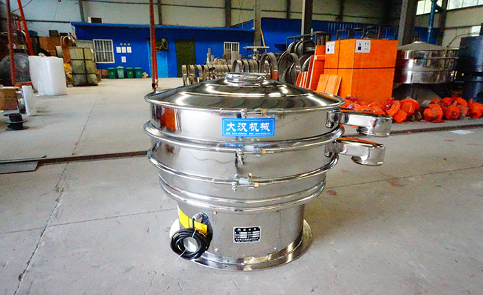 全不銹鋼振動篩采用304不銹鋼材質(zhì)，利用不銹鋼材質(zhì)的耐氧化，防腐蝕的特點(diǎn)，實(shí)現(xiàn)物料的篩分目的。