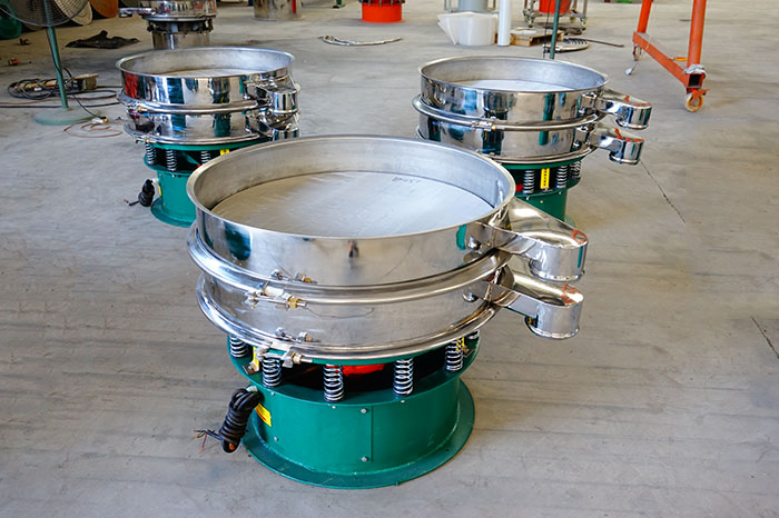 玉米淀粉振動(dòng)篩分機(jī)的特點(diǎn)：產(chǎn)品的振動(dòng)頻率高，振幅大，可篩分物料比較廣泛，采用304不銹鋼材質(zhì)，對(duì)于物料篩分有一定的優(yōu)勢。