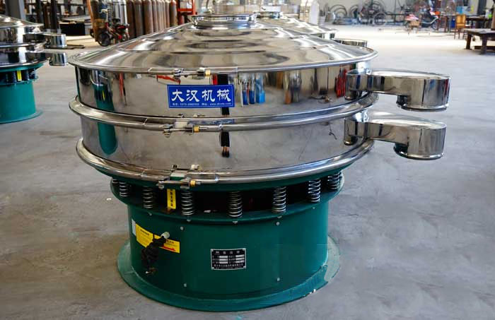 玻璃粉振動篩比較常見的材質(zhì)為不銹鋼材質(zhì)，但其碳鋼材質(zhì)的設(shè)備相對來說其使用壽命不夠長，對于一些特殊行業(yè)的物料的篩分也比較有限，所以目前比較受歡迎的材質(zhì)為不銹鋼材質(zhì)。