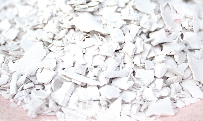  藕粉屬一種堿性的物料，所以對(duì)于普通振動(dòng)篩的選擇就需要注意其材質(zhì)方面。