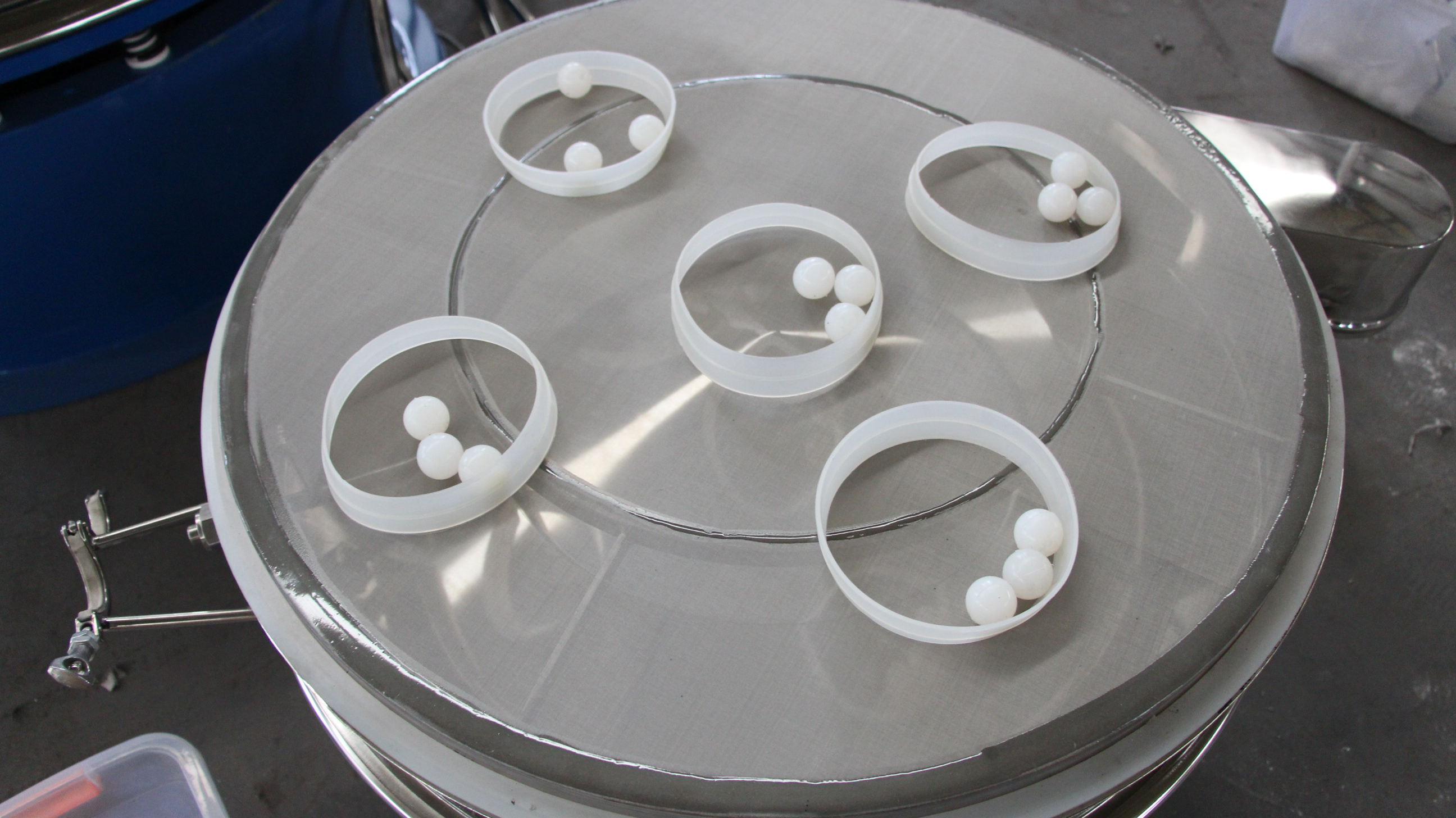 醫(yī)藥振動篩：篩架彈跳球，擋球環(huán)等。