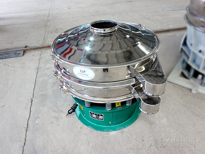  圓形旋振篩材質(zhì)由：不銹鋼+碳鋼，全碳鋼，全不銹鋼三種不同材質(zhì)可供選擇。