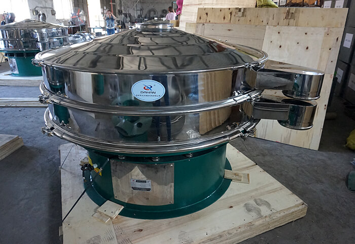 橡膠粉除雜振動(dòng)篩采用的是不銹鋼+碳鋼材質(zhì)。